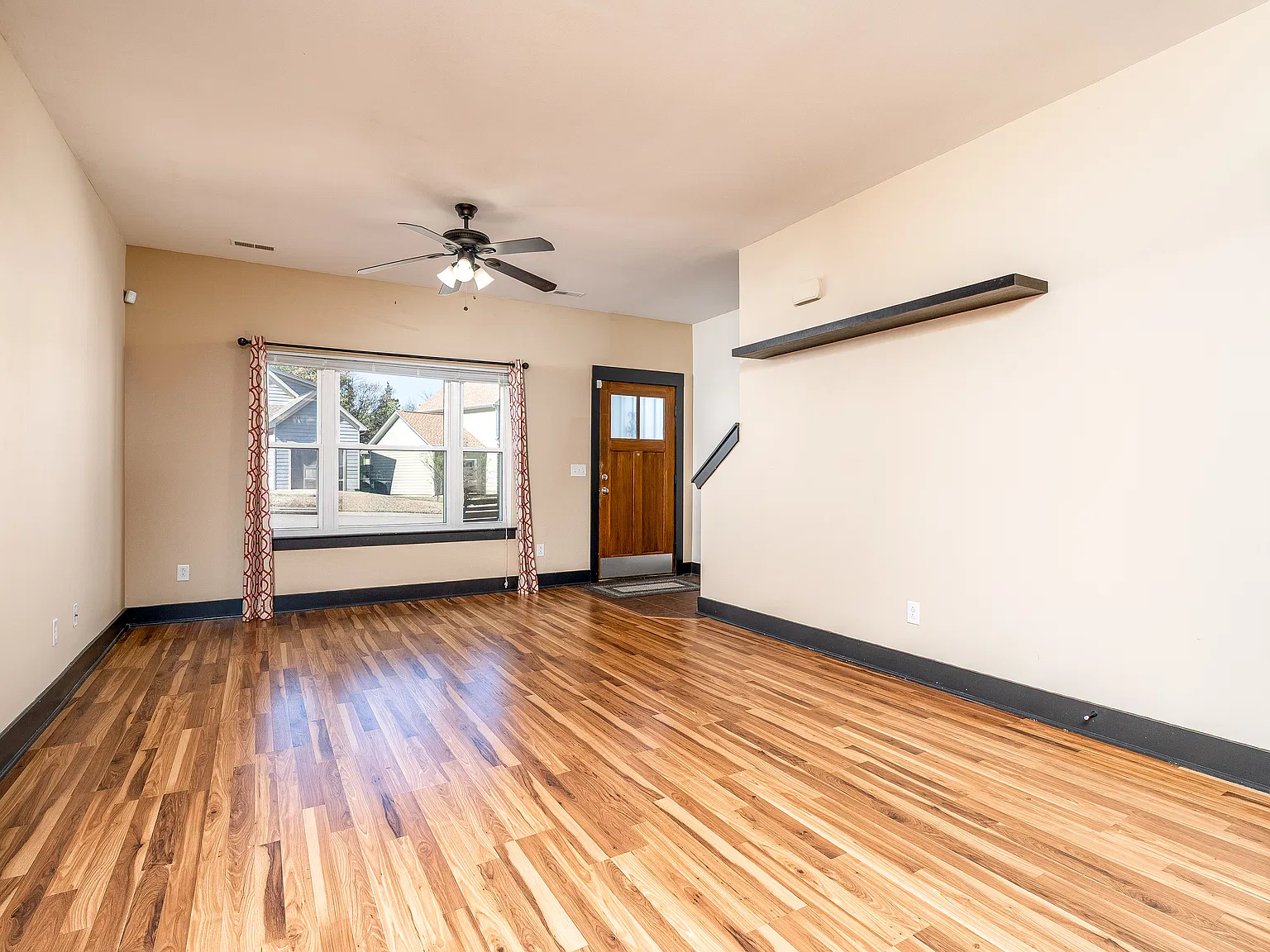 3 bed, 2.5 bath, 1896 sqft, $2,100 — Photo 3