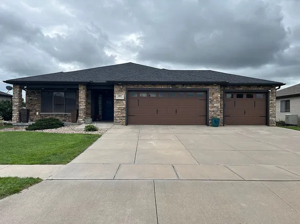 1207 E 66th Street Pl, Kearney, NE 68847