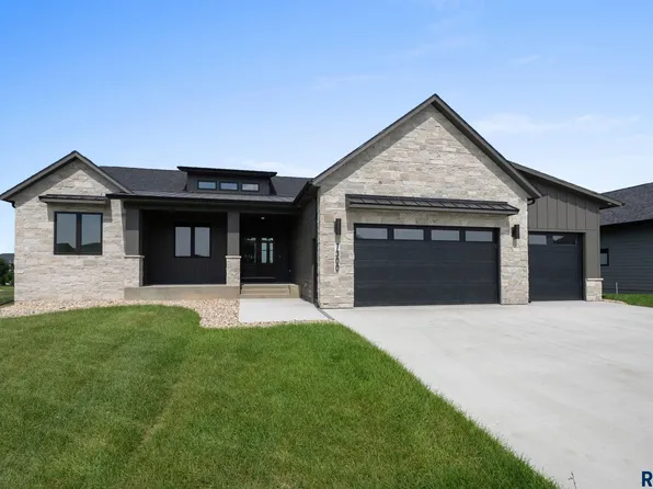 7300 E Misty Knoll Cir, Sioux Falls, SD 57110