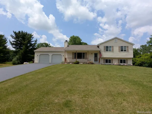 4005 Indian Camp Trl, Howell, MI 48855
