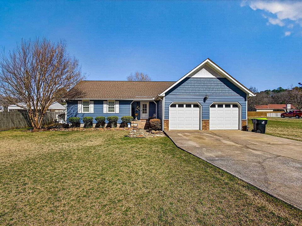 1st image of 934 Pinecrest Cir