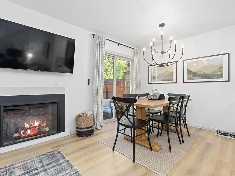 912 Meadow Creek Dr — Photo 3