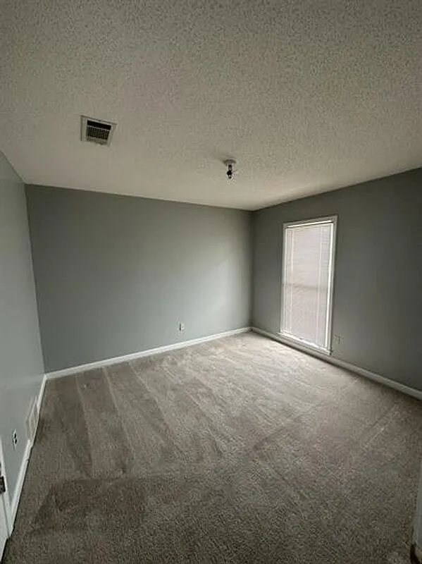 3 bed, 2.0 bath, 2070 sqft, $2,100 — Photo 2