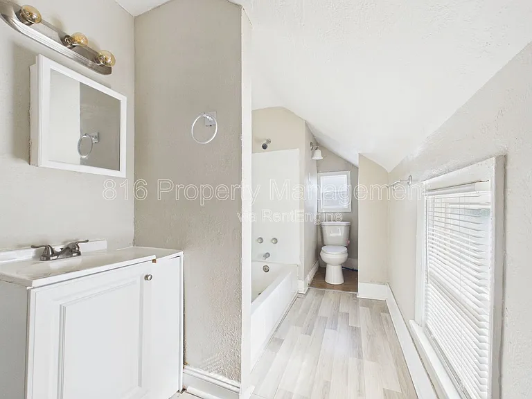525 Splitlog Ave #R — Photo 14
