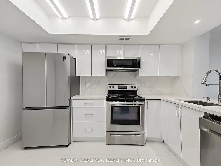 7440 Bathurst St #608 — Photo 14