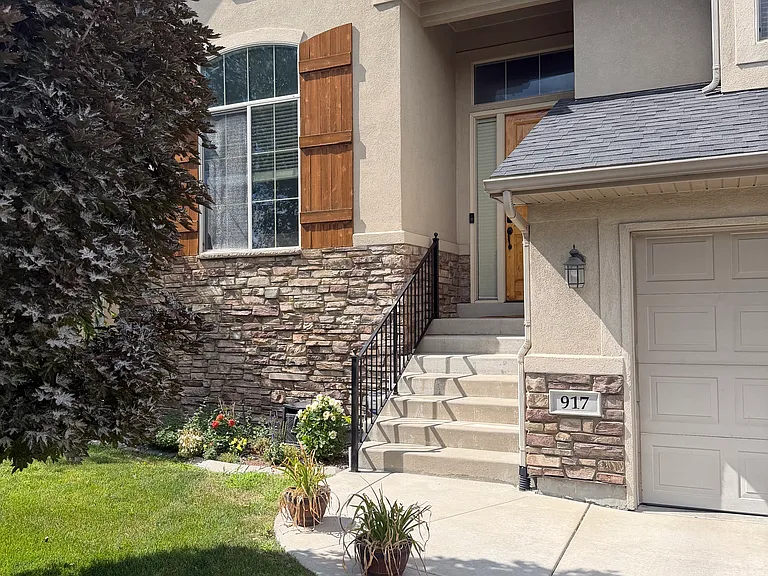 917 E Carson Garden Ln — Photo 2