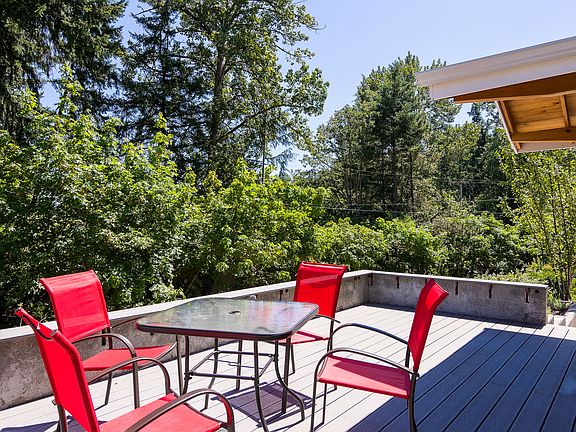 Front Trex deck and view