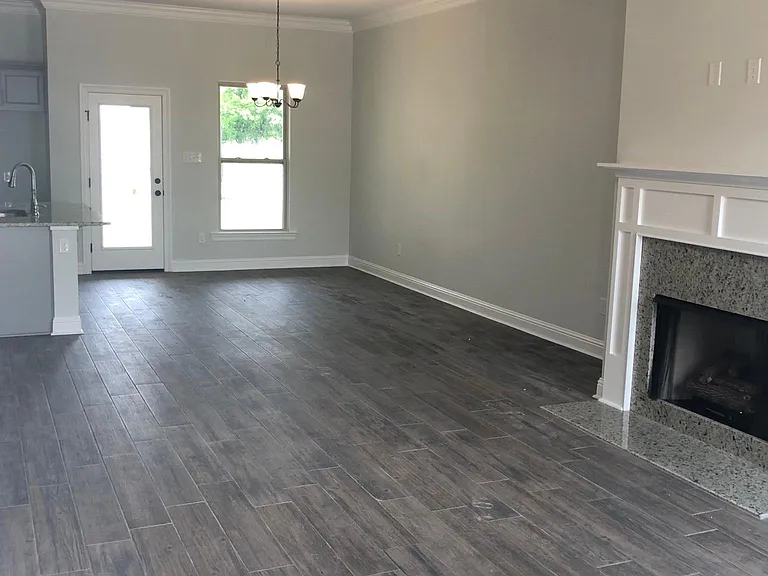 508 Lake Breeze Dr — Photo 3