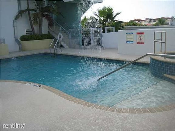 4th image of 185 NE 4th Ave APT 0208