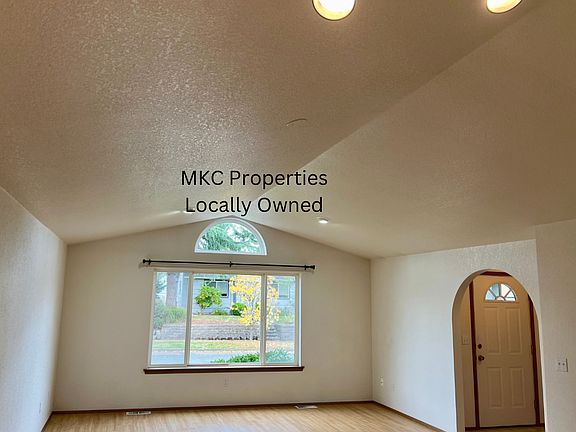 Great room area w skylights & open atmosphere