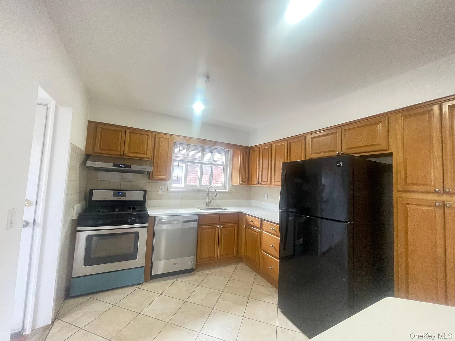 3 bed, 2.0 bath, 3267 sqft, $3,300 — Photo 3