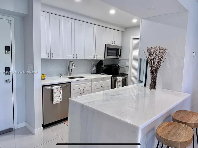 230 Lakeview Dr #102 — Photo 2