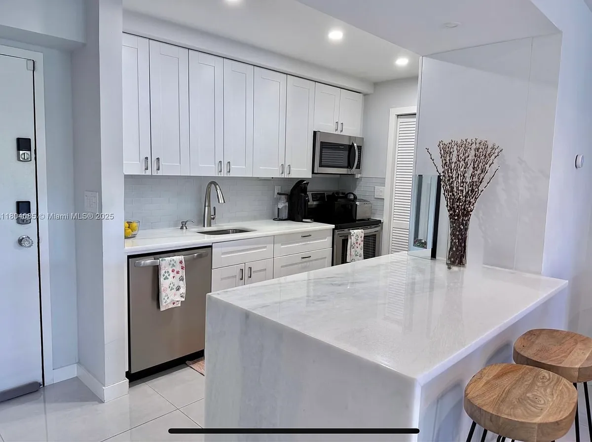 Building Photo - 230 Lakeview Dr #102
