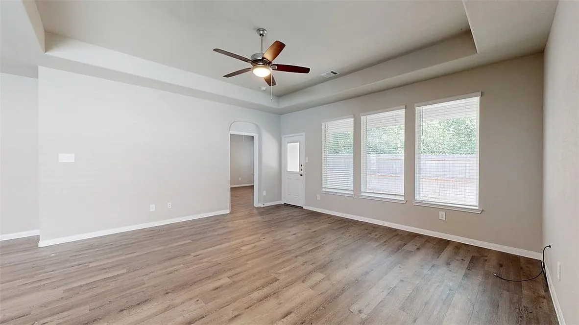 3 bed, 2.0 bath, 1523 sqft, $2,100 — Photo 4