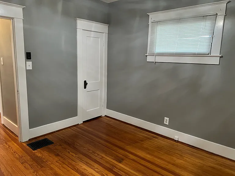 2321 Hawthorne Ave — Photo 13