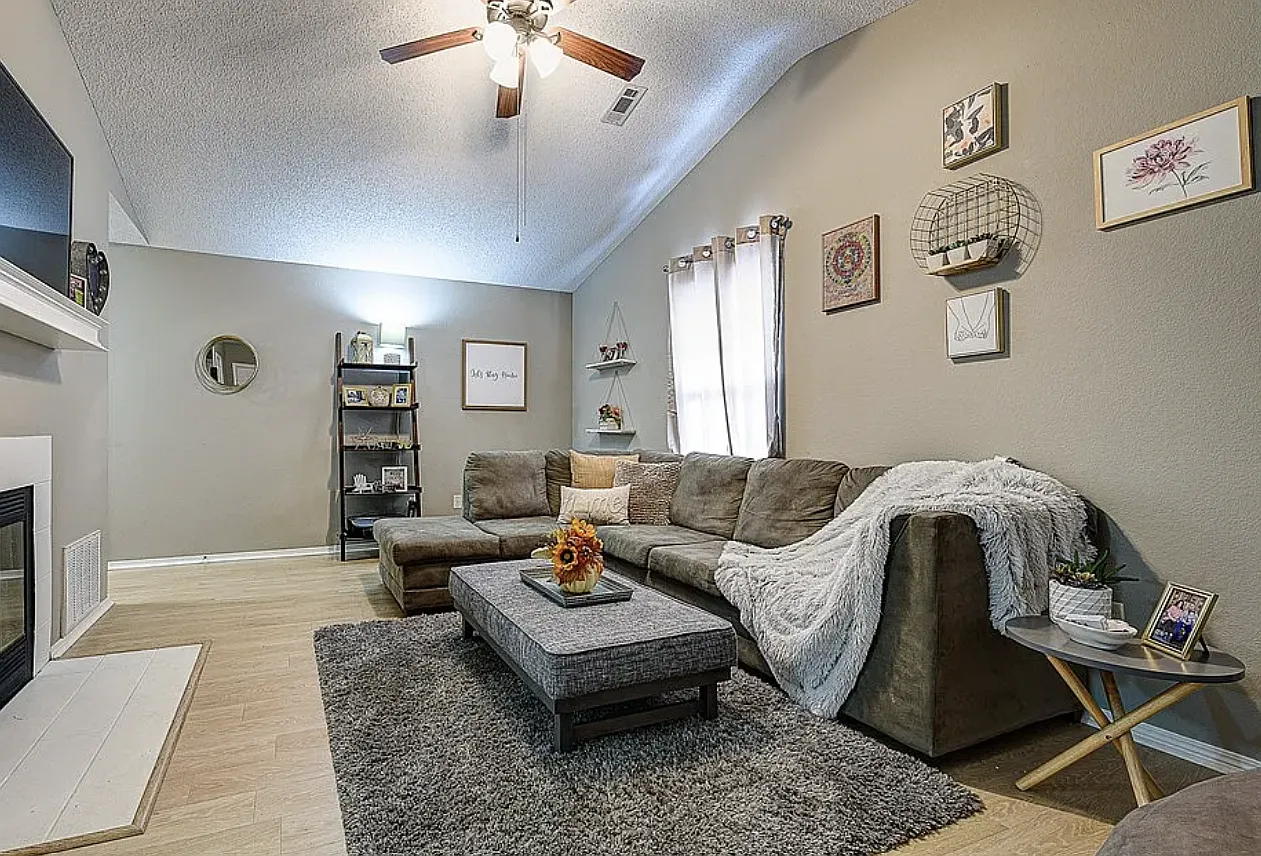 3 bed, 1374 sqft, $1,895 — Photo 3