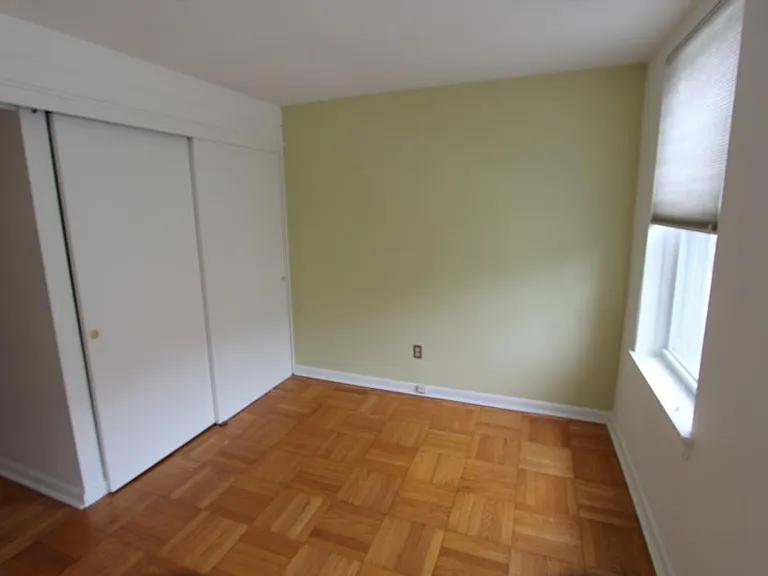 Guest room with closet