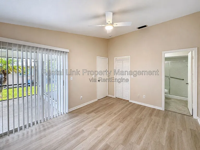 320 SW 3rd Pl #4 — Photo 11