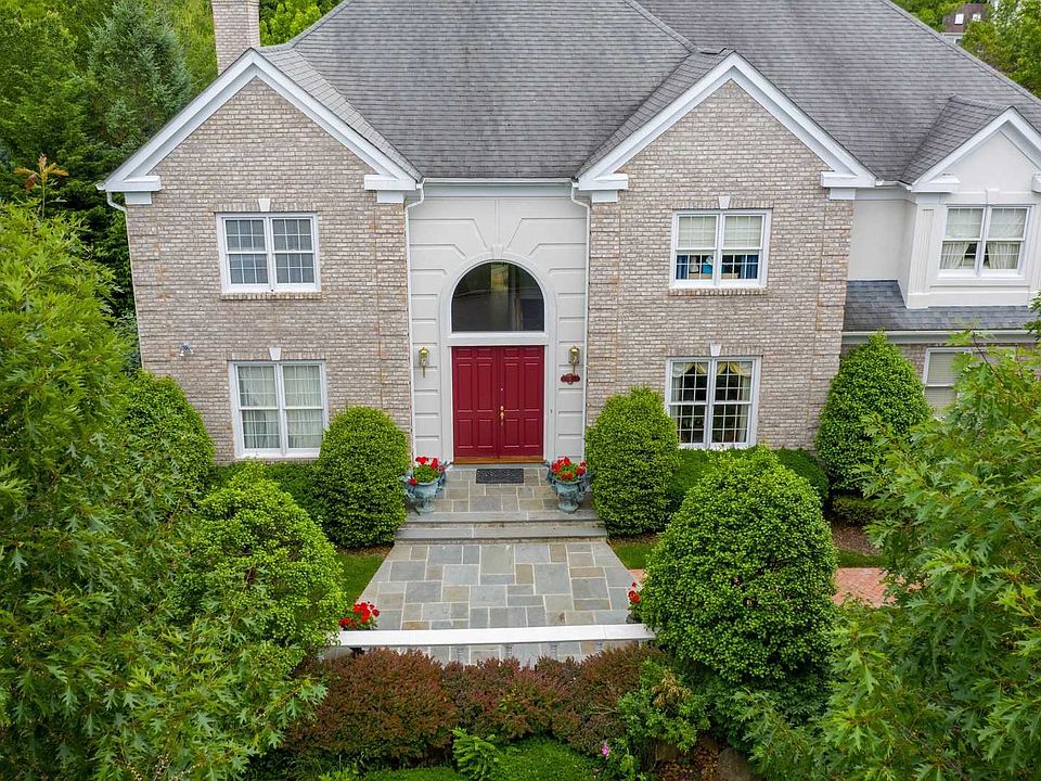 2nd image of 11 Stone Hill Dr N