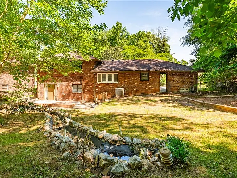 1947 Farris Dr — Photo 3