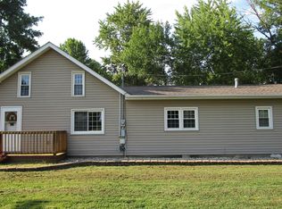 12 Fringetree Rd, Flora, IL 62839