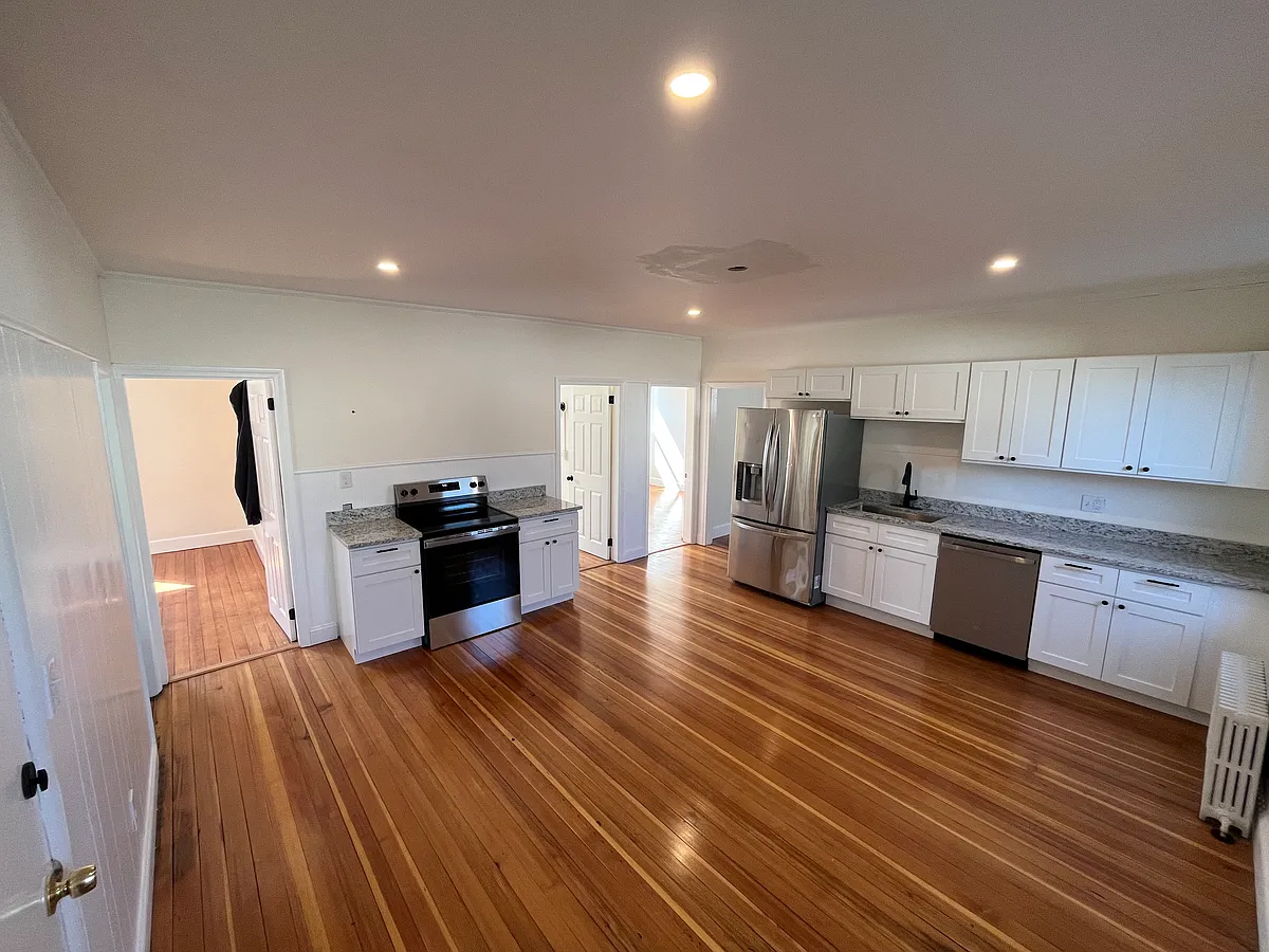 Building Photo - 138 Sandringham Ave #1