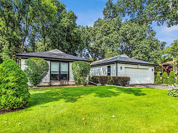 3rd image of 860 Mountain Dr
