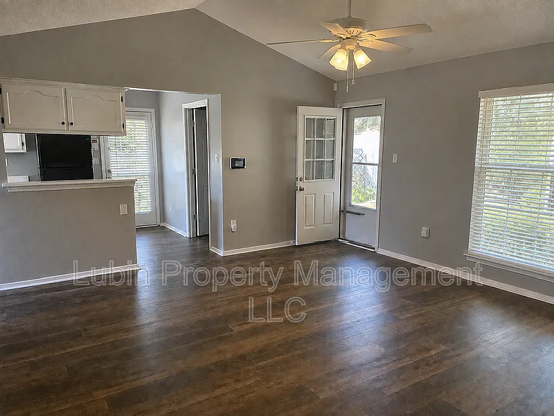 3 bed, 2.0 bath, $1,650 — Photo 2