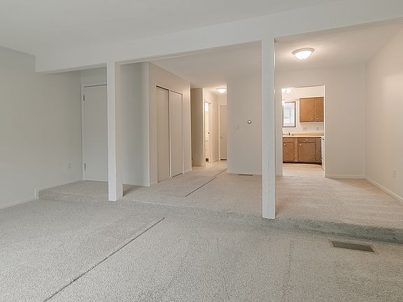 5th image of 49 Greentree Cir