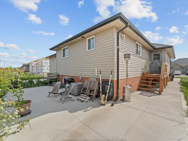 3185 Viola Cres — Photo 15