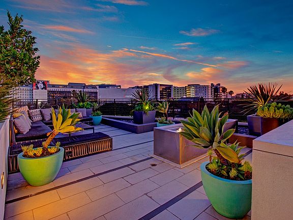 Twilight Bliss: Fiona Rooftop Lounge
