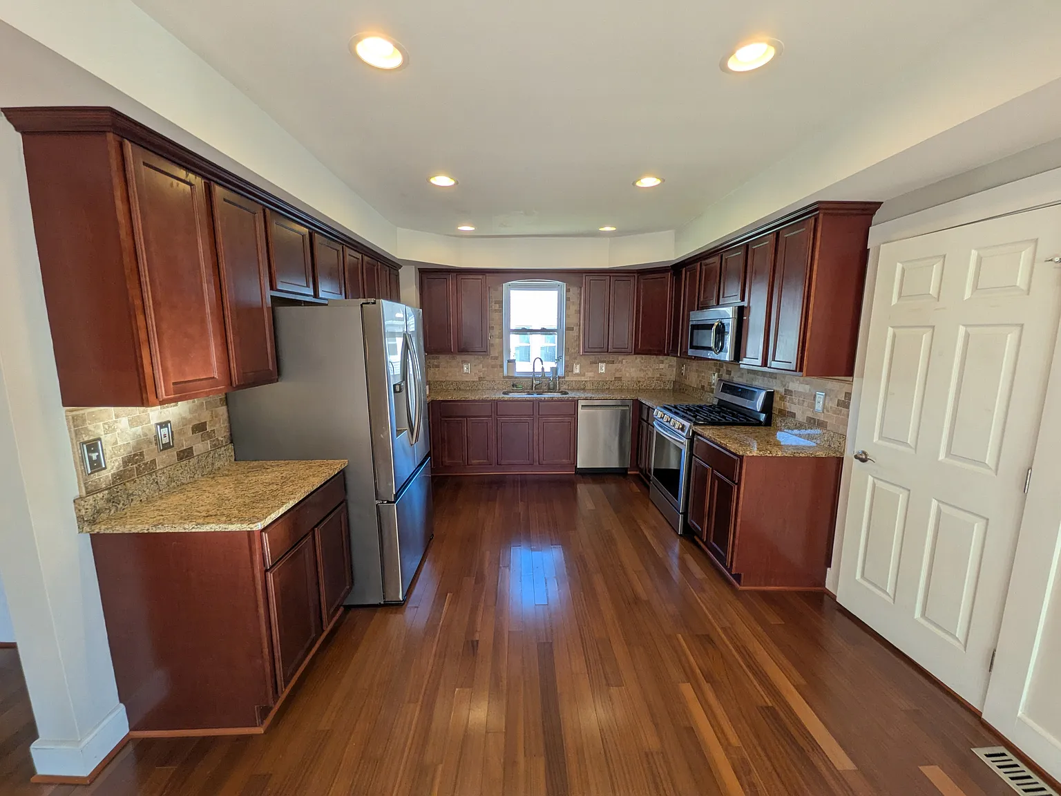 3 bed, 2050 sqft, $2,695 — Photo 2