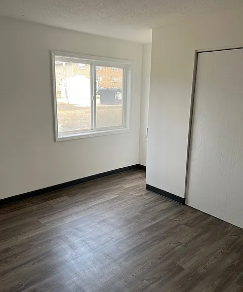 438 Martin Rd E — Photo 3