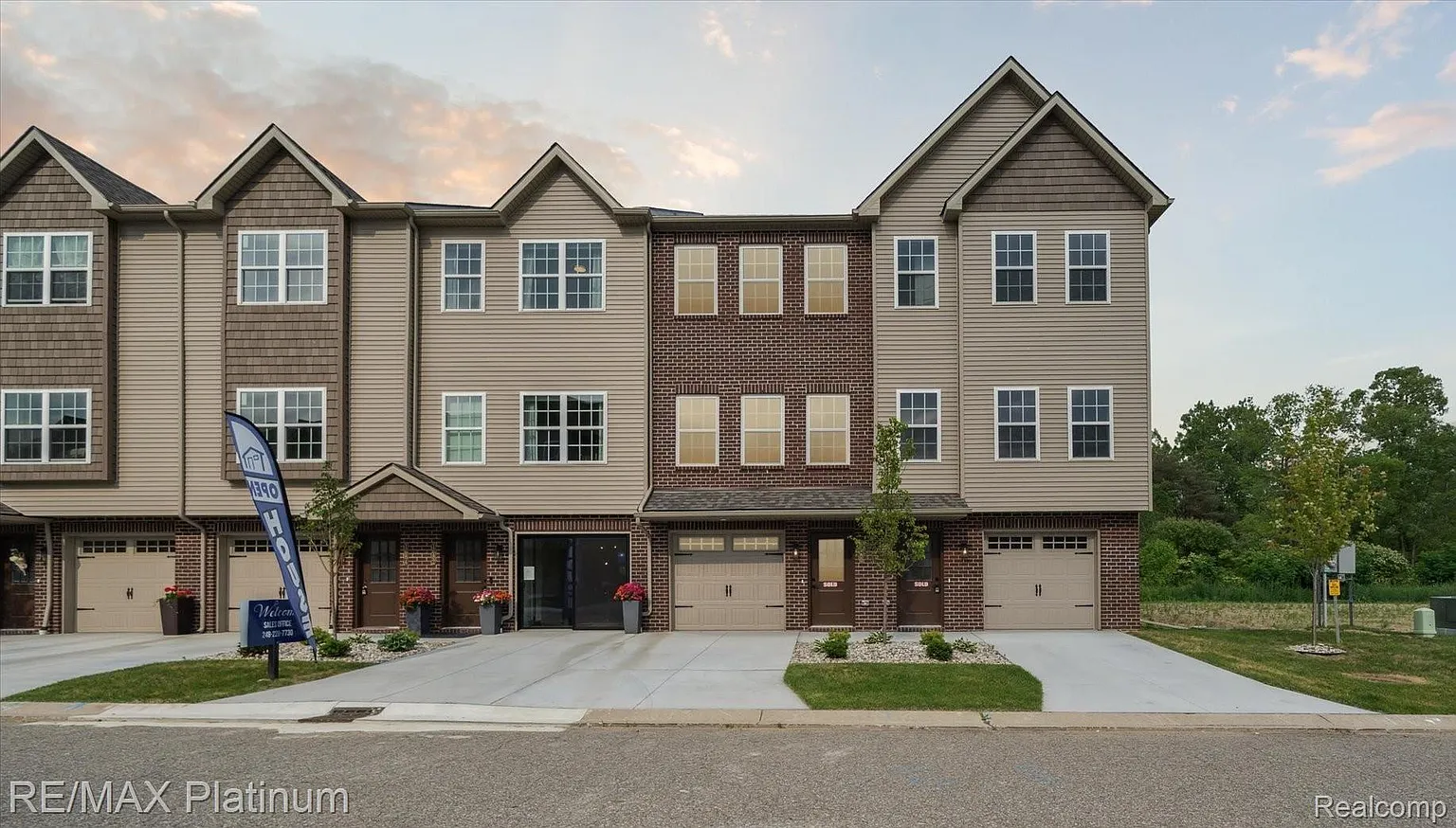 1689 Pinecroft Ln photo 1