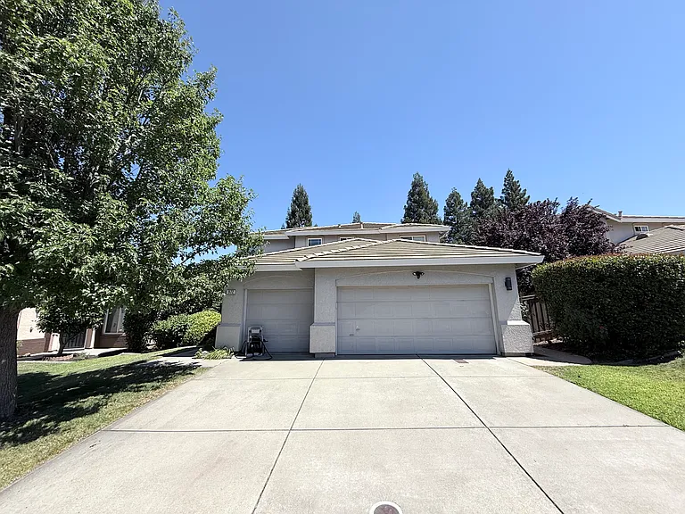 972 Cameron Dr — Photo 1