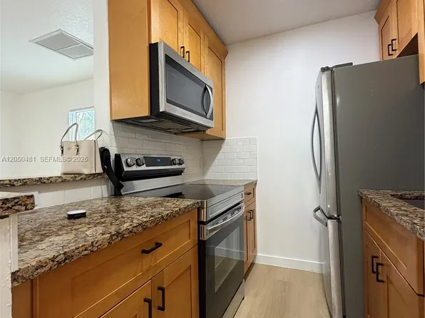 2 Crossings Cir APT H, Boynton Beach, FL 33435