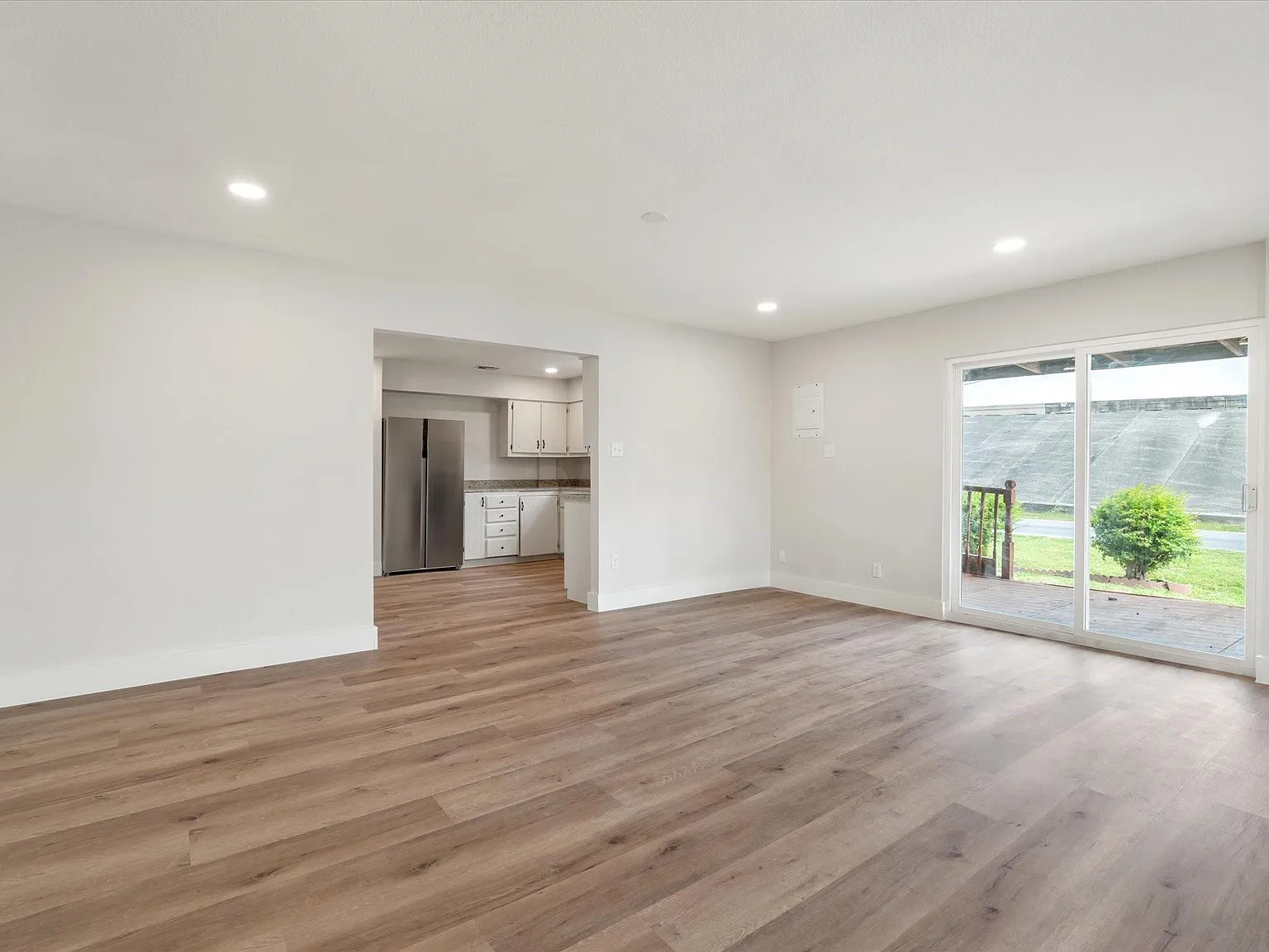 4 bed, 3.0 bath, 1728 sqft, $2,300 — Photo 3