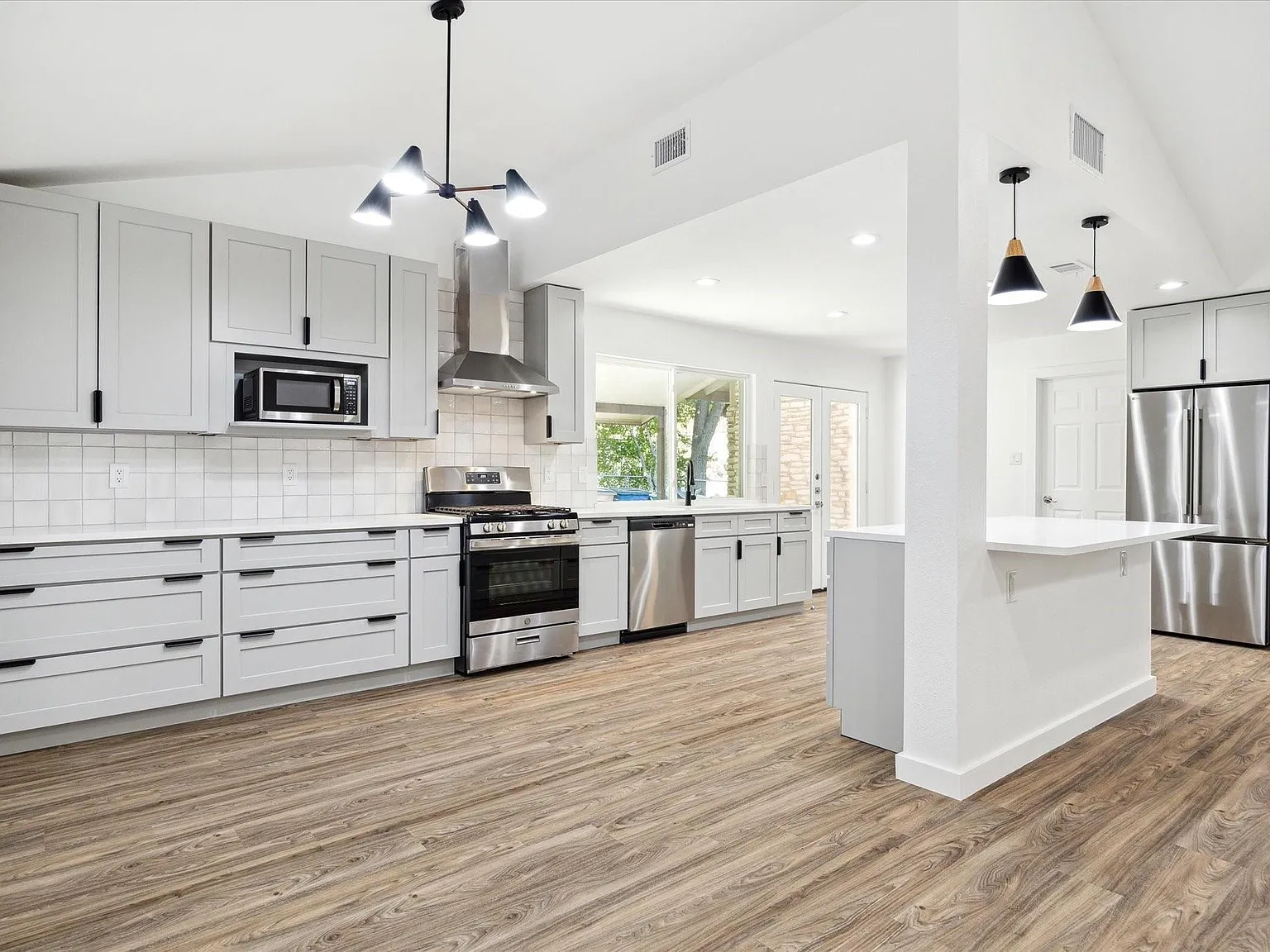 4 bed, 2.0 bath, 1890 sqft, $2,600 — Photo 4