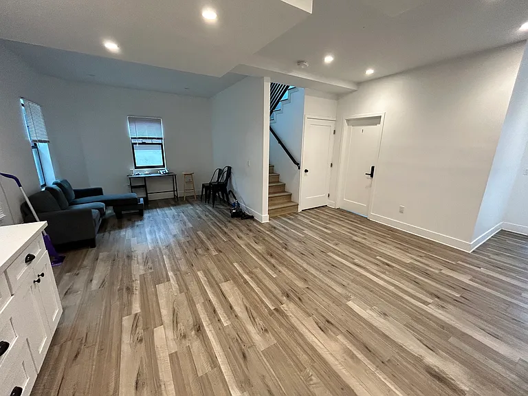 1334 W 22nd St #1 — Photo 8