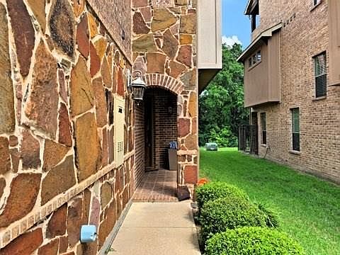 1st image of 917 Brook Forest Ln