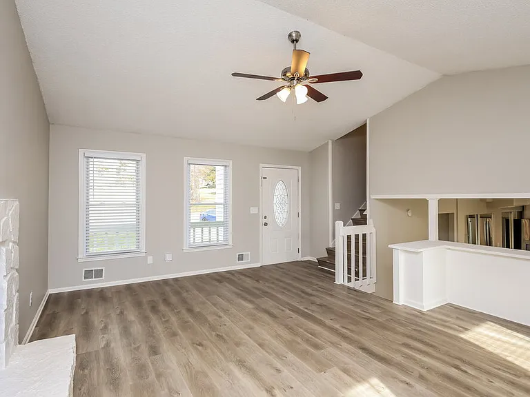 649 Edwards Ct — Photo 6