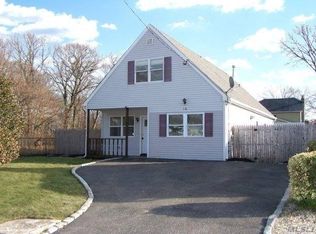 16 Edwin St, Bay Shore, NY 11706