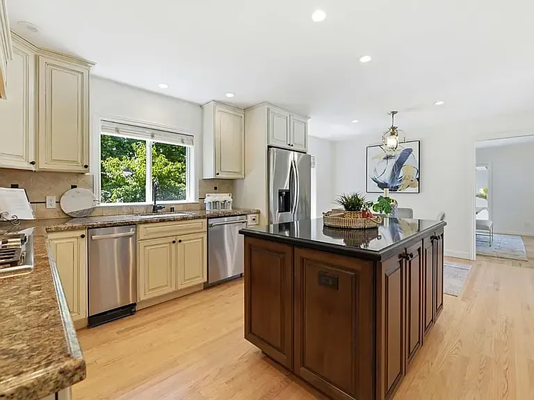 2140 Carmelita Ave — Photo 10