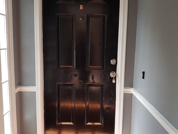 Foyer Showing Apt B door
