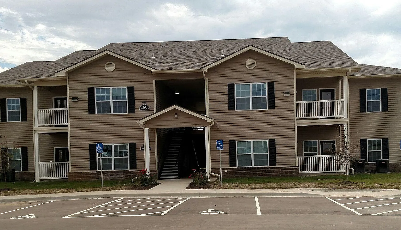 3 bed, 1106 sqft, $870 — Photo 1