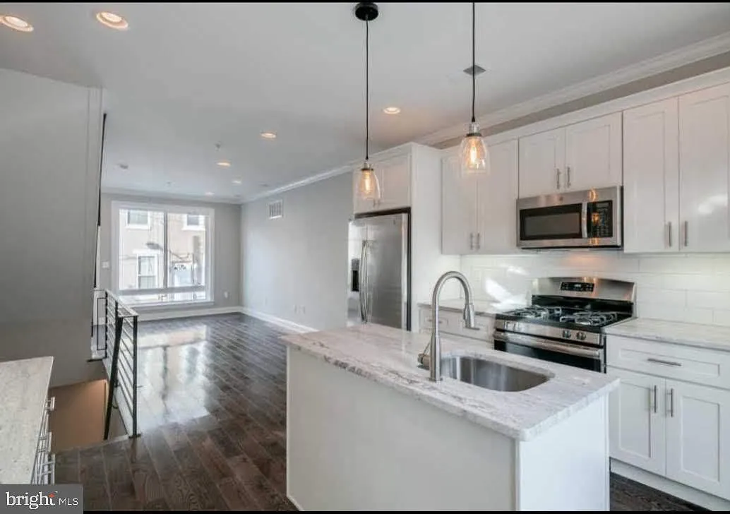 4 bed, 3.0 bath, 1504 sqft, $2,675 — Photo 4