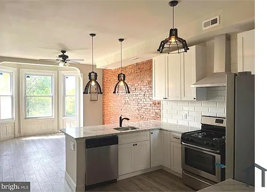 4 bed, 1500 sqft, $2,400 — Photo 1