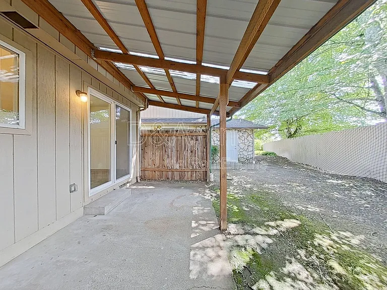 108 NE Conifer Blvd #3 — Photo 11