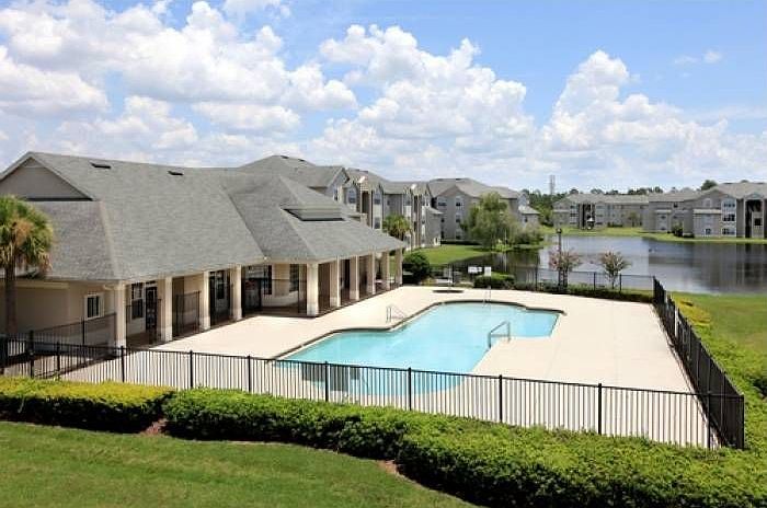 Pool & Clubhouse