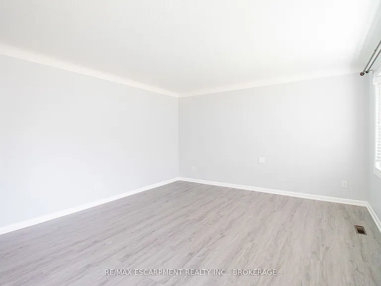 98 James St E #1 — Photo 4